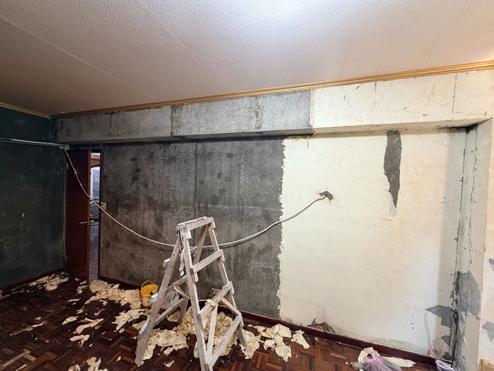 永和老屋壁紙去除及牆面翻新－舊壁紙去除中的牆面